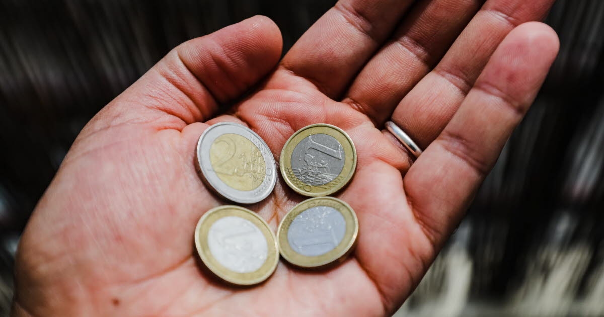 Society. “I check my account every day”: financial dysmorphia, the fear of running out of money