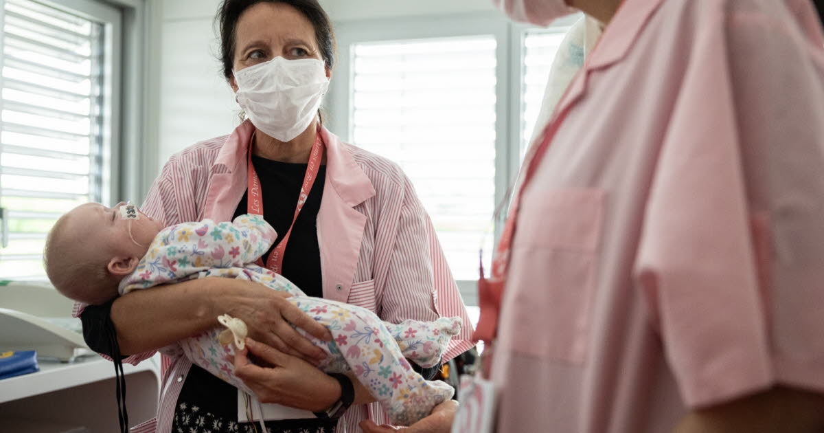 Mulhouse. Las Damas de Rosa y sus "brazos capullo" junto a las camas de los niños hospitalizados.