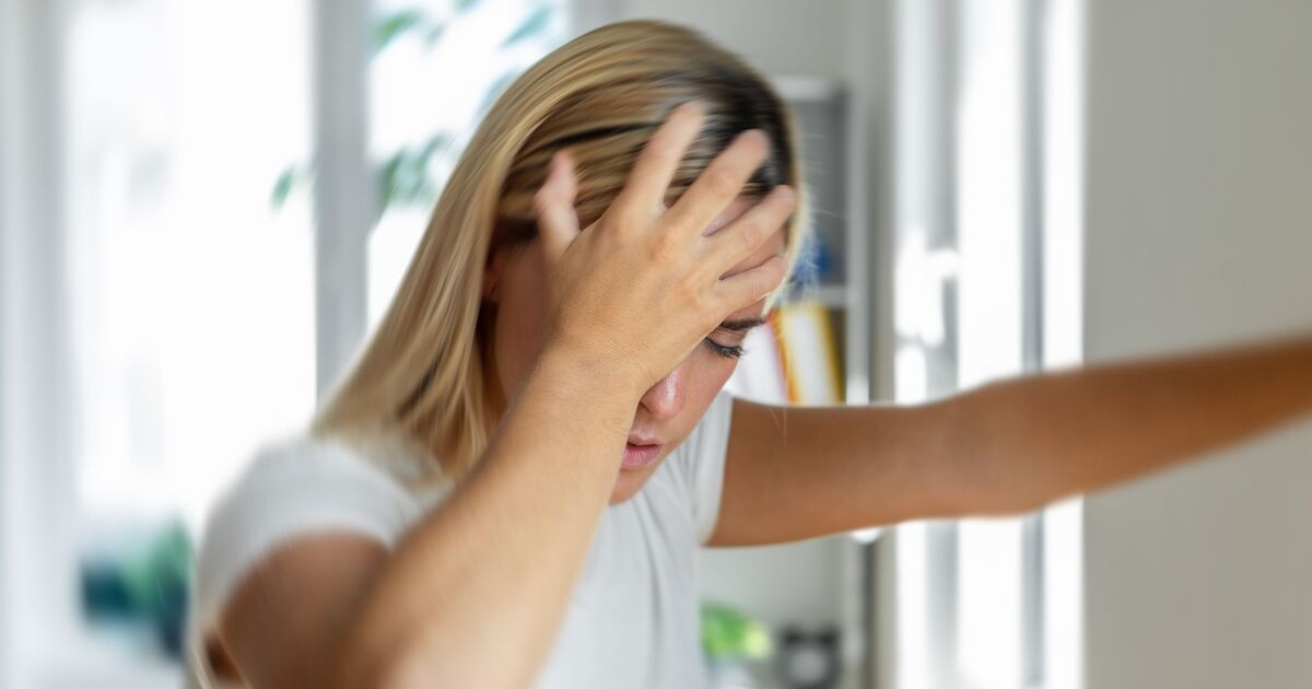 Il medico avverte che questo segno quando si ha mal di testa è in realtà un aneurisma