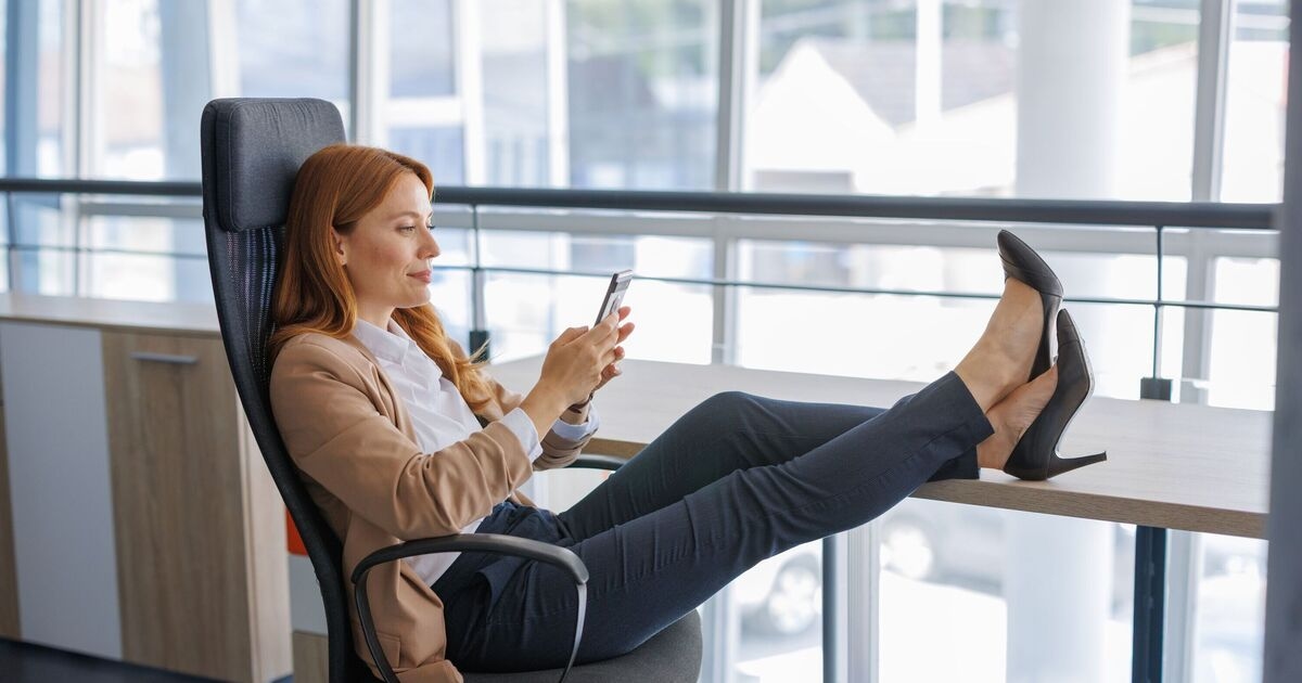Health expert warns against common sitting position that can lead to fatal blood clots