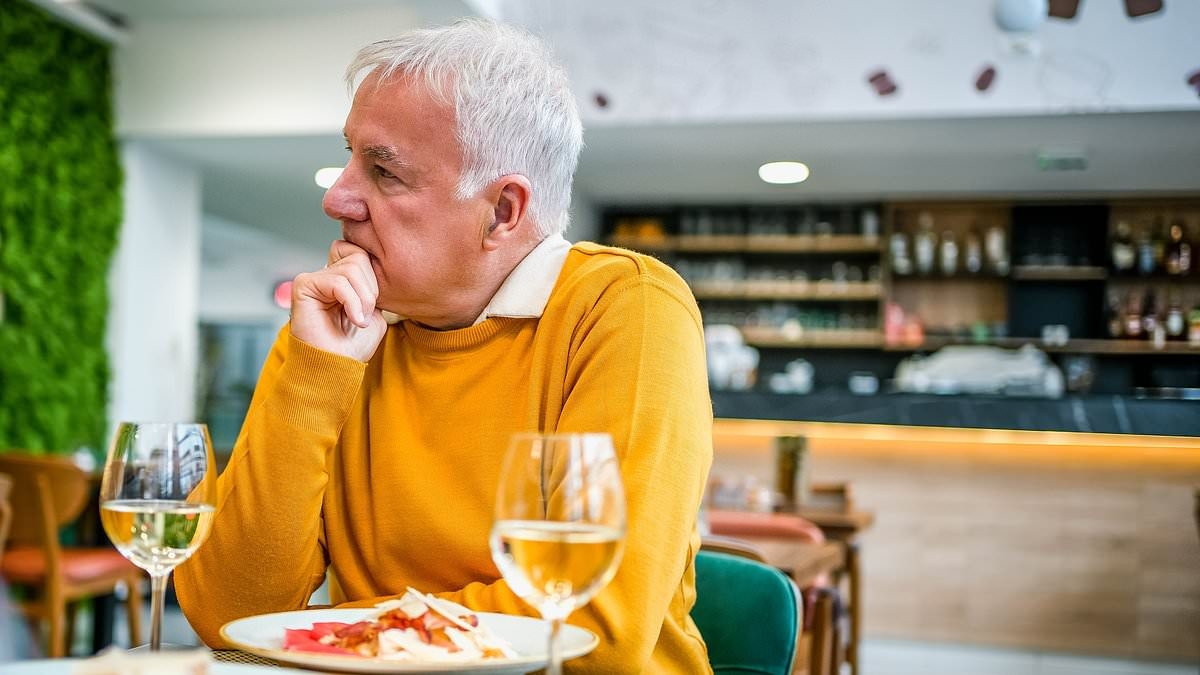 La chose très dérangeante que mon mari a faite dans un restaurant - et pourquoi les médecins craignent que ce soit un signe précoce de démence : DR MARTIN SCURR