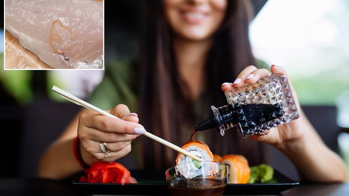 Il medico rivela i rischi disgustosi del mangiare sushi mentre un turista delle Hawaii prende i VERMI NEL CERVELLO