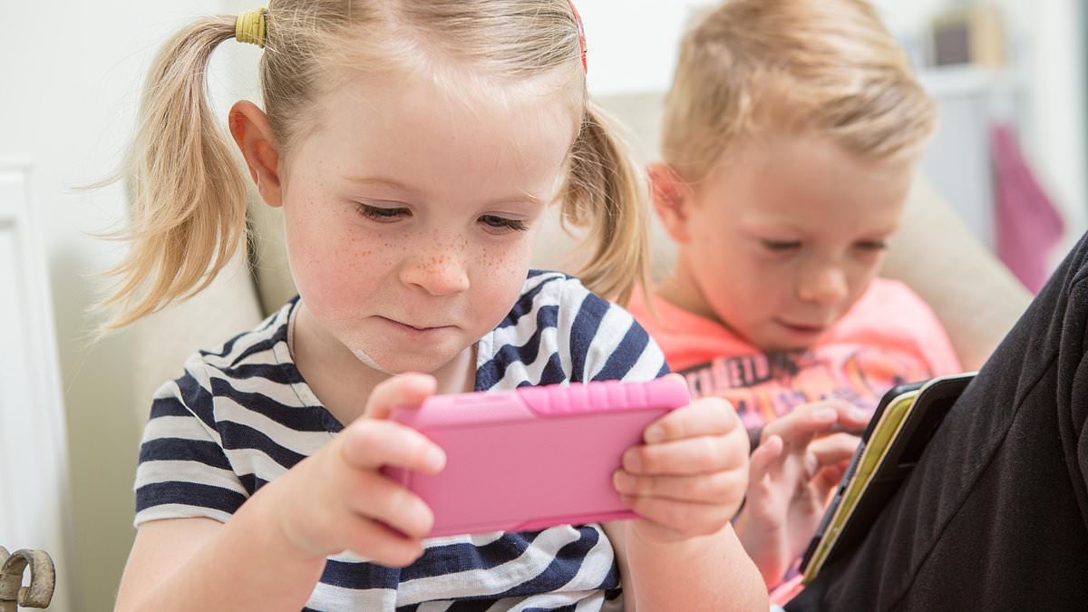 Eltern werden dazu angehalten, die Bildschirmzeit ihrer Kinder zu begrenzen, da Studien zeigen, dass Kinder, die an Smartphones und Tablets kleben, kleinere Gehirne und einen niedrigeren IQ haben.