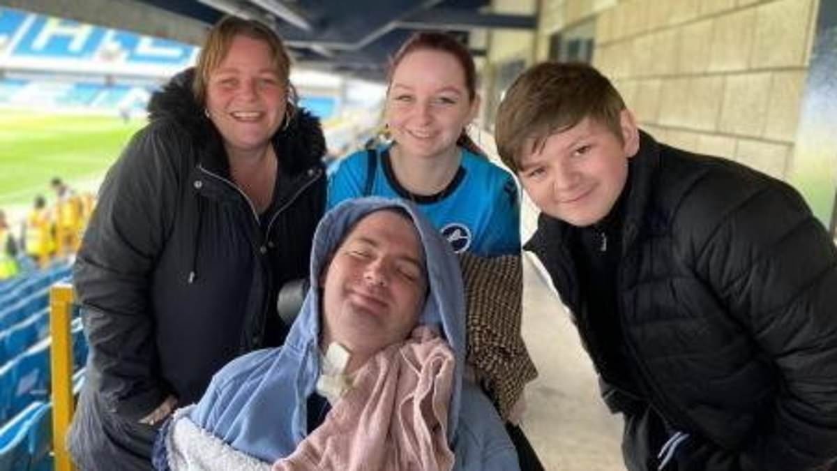 Un père de deux enfants en bonne santé souffre du syndrome d'enfermement après avoir souffert d'un problème de santé dévastateur, en augmentation chez les moins de 50 ans.