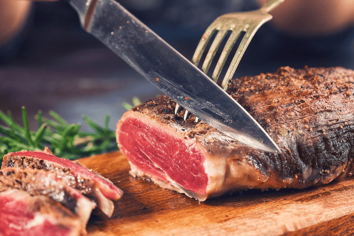 La carne rossa può aumentare il rischio di aneurisma addominale potenzialmente letale