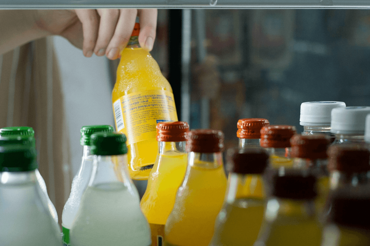 Einer Studie zufolge erhöhen Diätlimonaden und zuckerhaltige Getränke das Risiko einer Fettlebererkrankung.