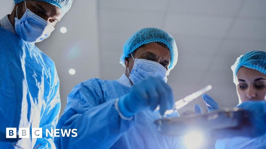 NHS bekleme listesi üst üste üçüncü ay arttı