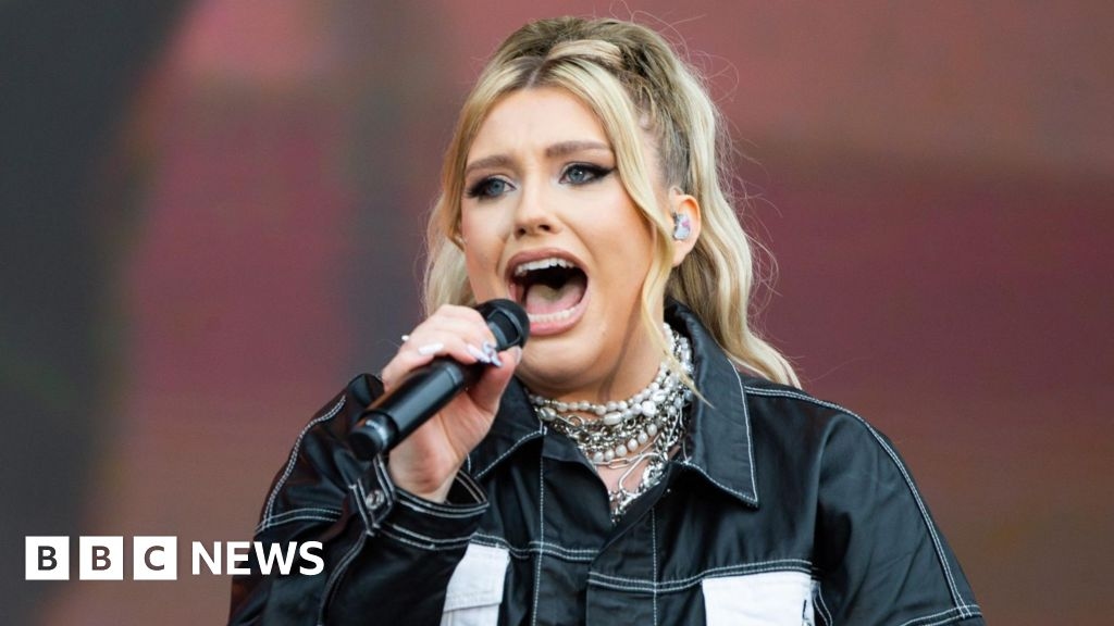 Ella Henderson revela diagnóstico de endometriose