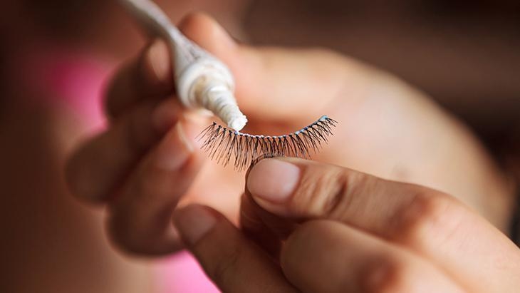 Be careful about your eye health when using false eyelashes! Their adhesives can cause allergies