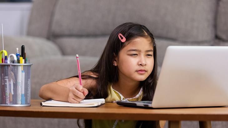 If your child is constantly indoors and in front of a screen, be careful! Myopia has become an epidemic