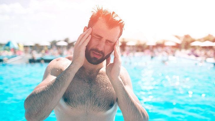 ¡No entres de repente en agua fría! Causa dolor, picazón, supuración y obstrucción del oído.