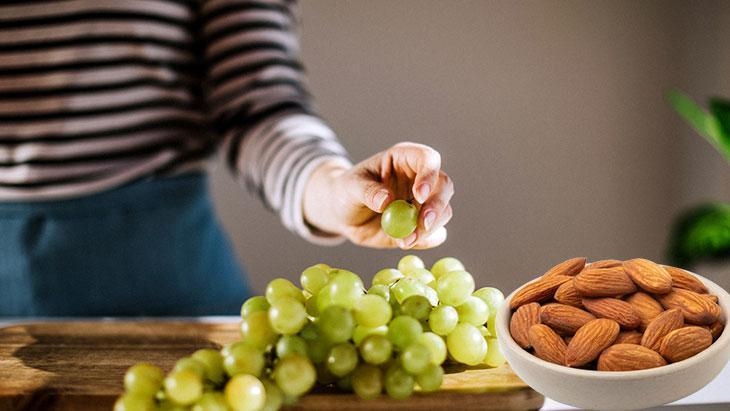 Ein Lagerhaus voller Antioxidantien, Vitamine und Mineralien! 100 Gramm enthalten etwa 70–80 Kalorien: Mit Mandeln verzehren.