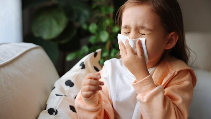 Niebezpieczeństwo rozprzestrzeniania się przez kichanie! Jak chronić dzieci przed infekcjami zimą?