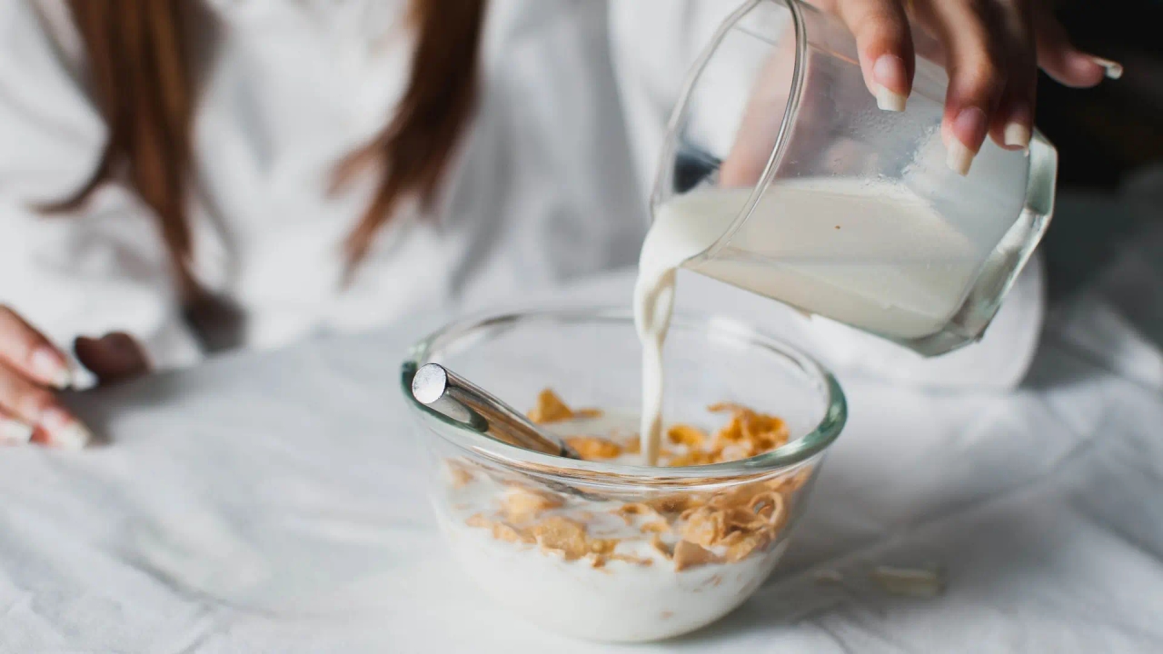 A nurse says eating right after waking up is harmful to your health: "You're swallowing bacteria and toxins."