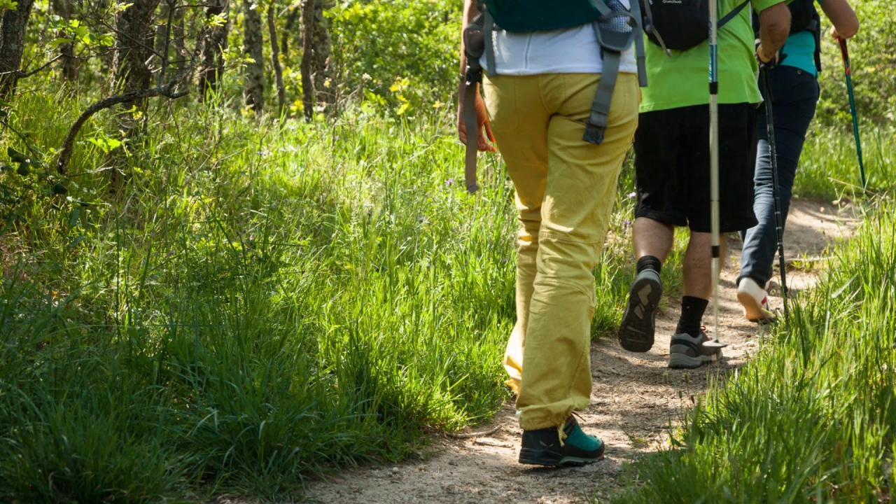 Weder das Gewicht richtig im Rucksack platzieren noch an Hängen üben: die Schlüssel, die man normalerweise nicht bekommt, um Verletzungen auf dem Jakobsweg zu vermeiden