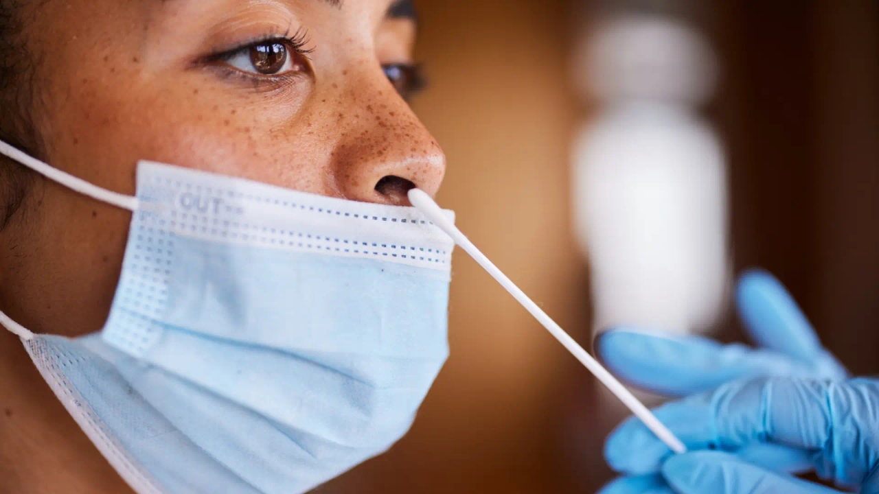 O sinal claro que pode revelar que você tem a nova variante da COVID, segundo um médico