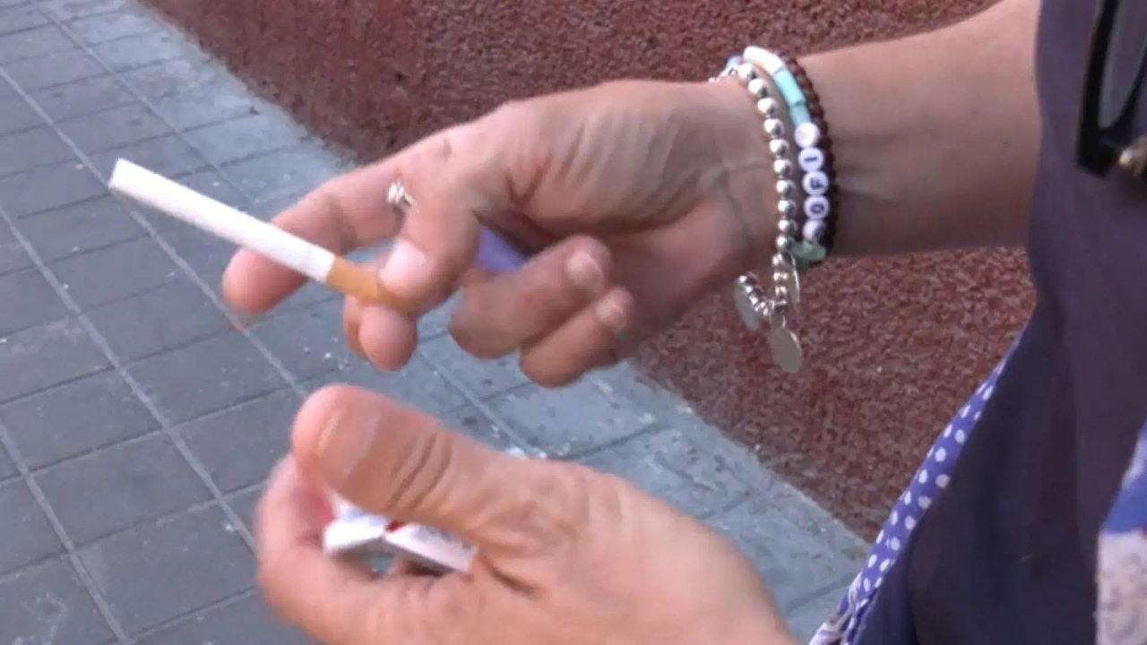 Quitting smoking reduces the risk of dementia, according to a study.