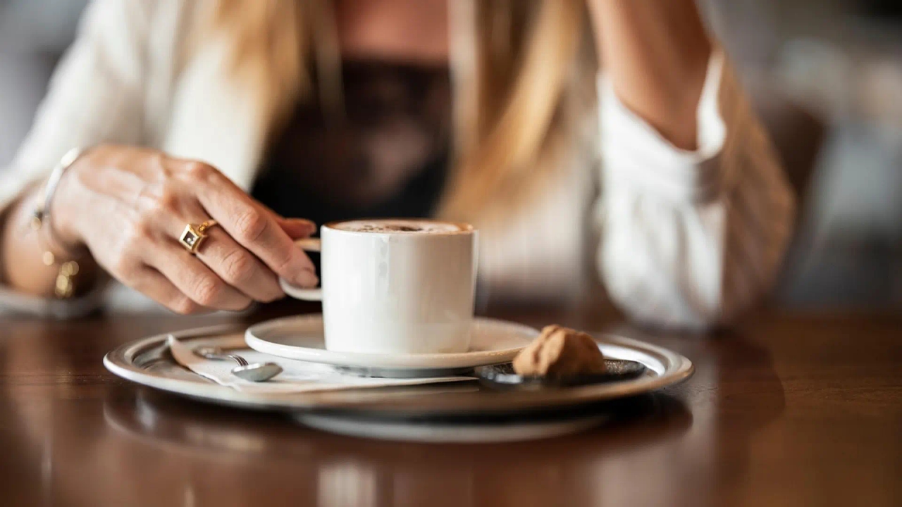 Un endocrinologo spiega cosa succede se si fa colazione dopo le nove: "Il corpo lo interpreta come un segno di stress".
