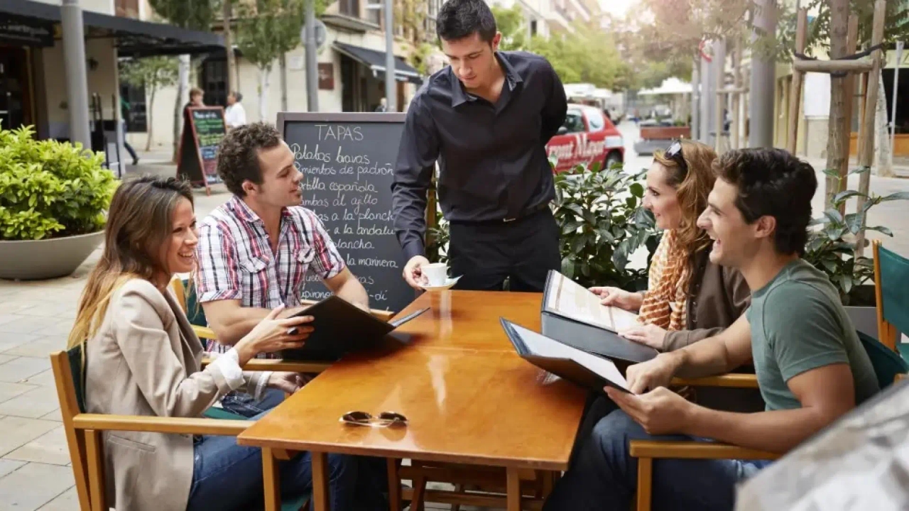 Cosa significa aiutare i camerieri a sparecchiare il tavolo, secondo la psicologia.