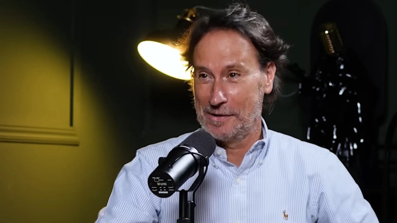 Victor Küppers, esperto di psicologia positiva: "Il nucleo familiare ha smesso di condividere il tempo. Le case sono diventate pensioni con stanze private."