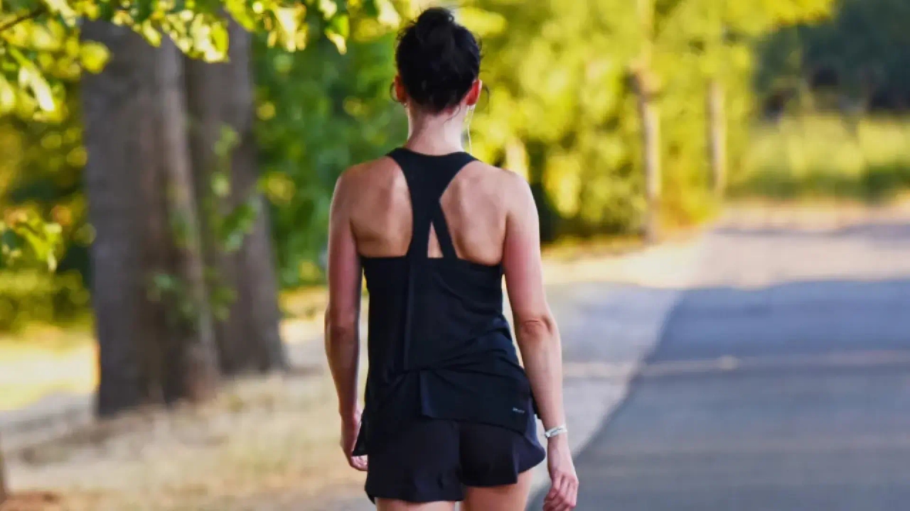 Cosa significa, secondo la psicologia, camminare con gli occhi per terra?