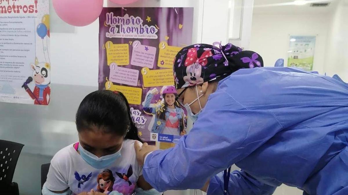 Désinformation, manque d’accès et absence de campagnes : les raisons de la stagnation de la vaccination contre le VPH en Colombie.