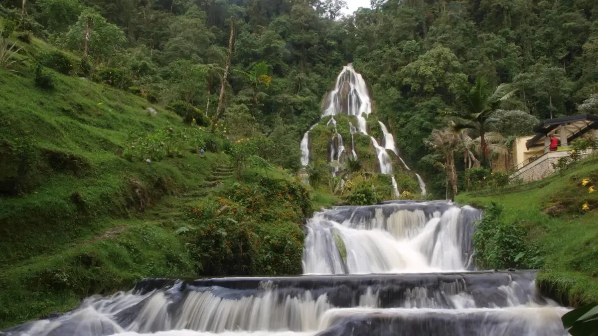 El beneficio de las aguas termales para la apariencia de la piel y la tensión muscular