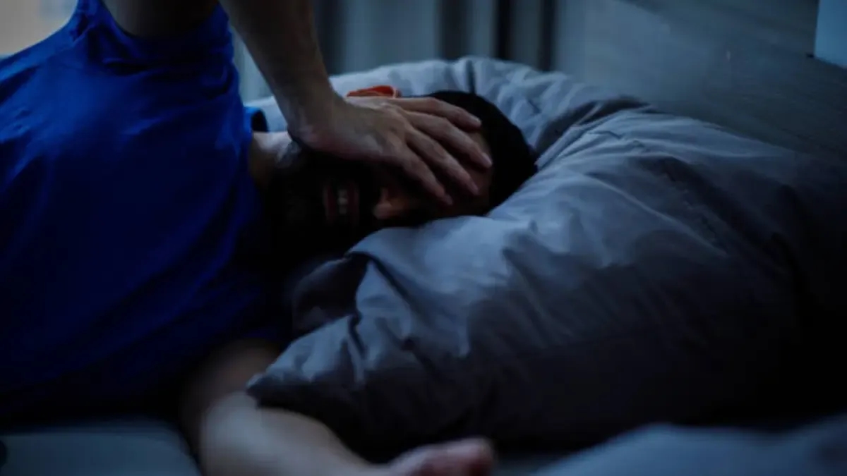Soffri di insonnia? Ecco gli esercizi consigliati dagli esperti per aiutarti a dormire meglio.