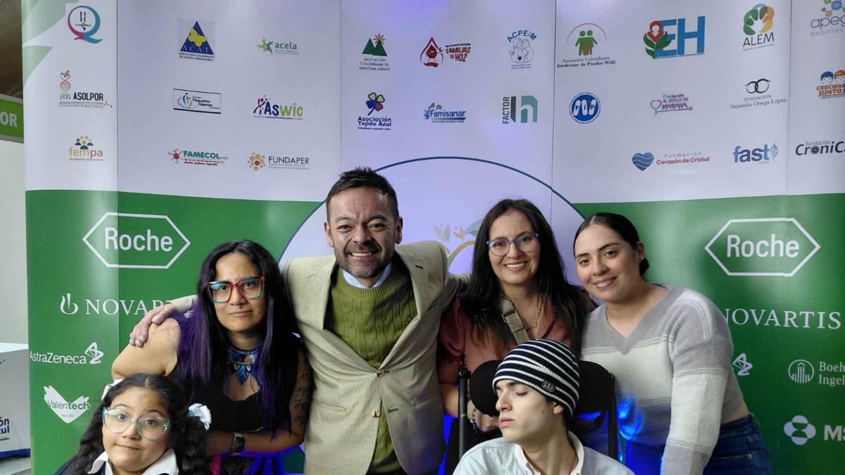 Pacientes e especialistas em doenças raras pedem uma reformulação do sistema de saúde colombiano na conferência Raremed 2025.