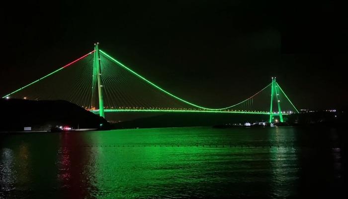 Grün beleuchtete Fatih-Sultan-Mehmet-Brücke, um auf Skoliose aufmerksam zu machen