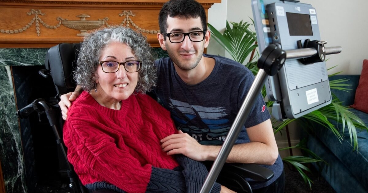 Mulher com doença neurodegenerativa recupera voz com IA