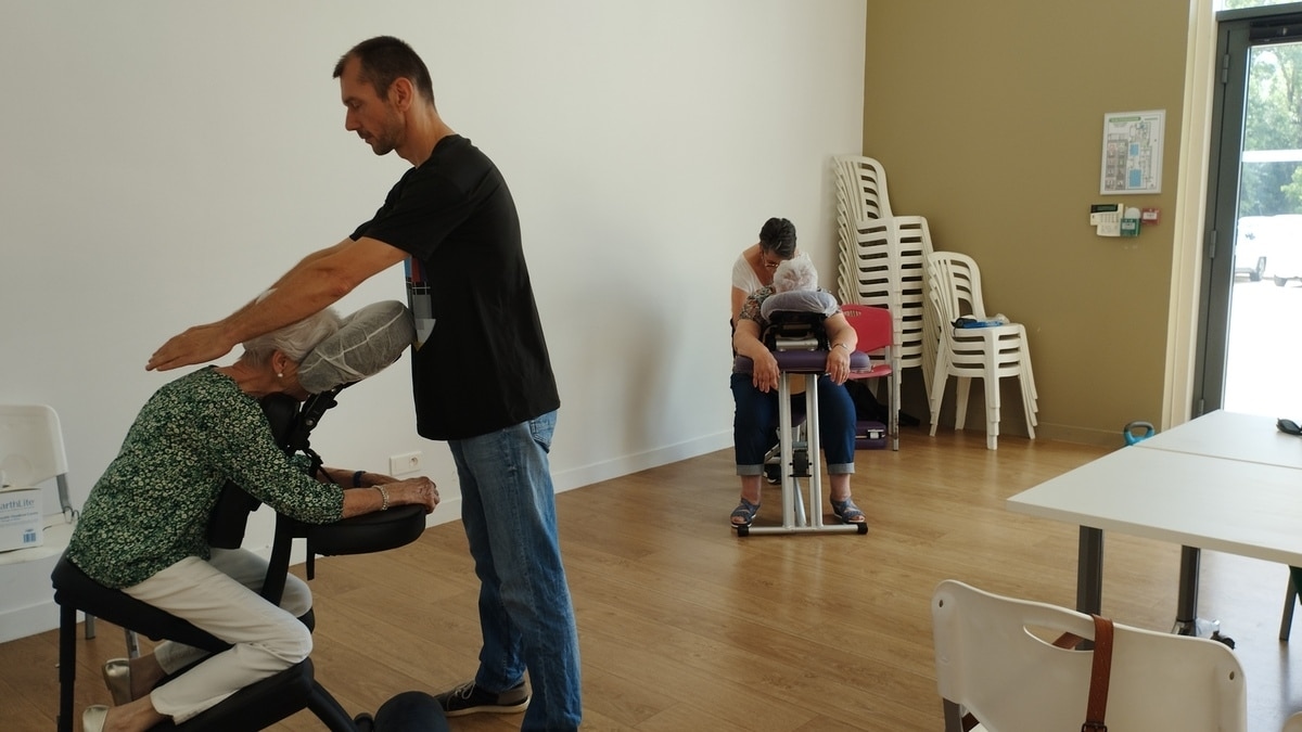 “Massagens da Emma” no Café Escapade