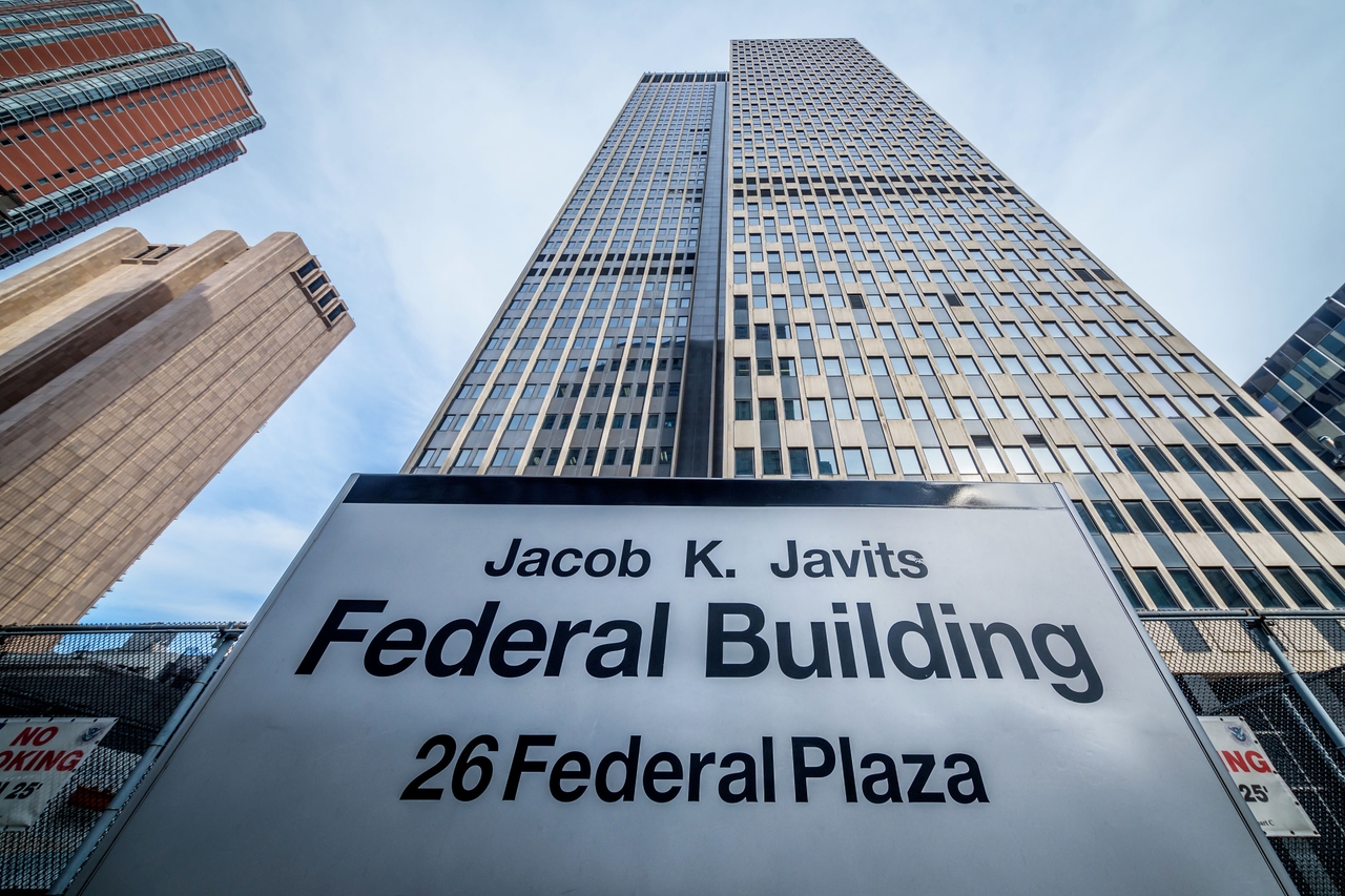 En el bullicioso edificio federal de Nueva York, las oficinas del HHS están extrañamente silenciosas