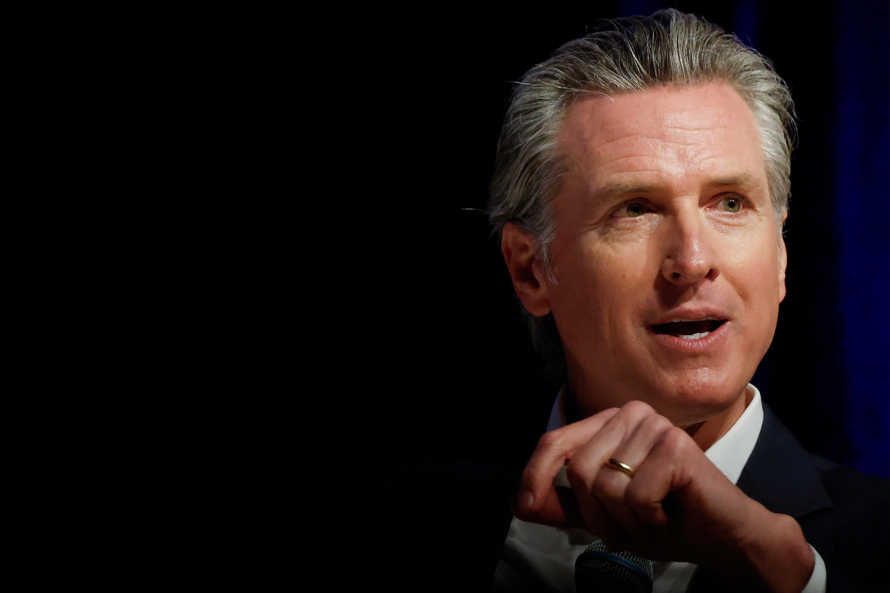 Newsom propone di ridurre l'assistenza sanitaria per gli immigrati: "Dobbiamo adattarci"