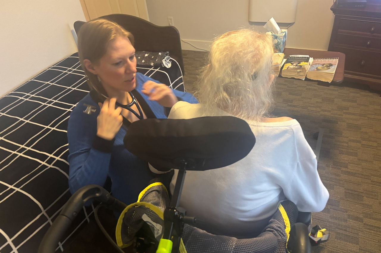 Gli infermieri specializzati sono fondamentali nel trattamento degli anziani mentre il personale geriatra si riduce