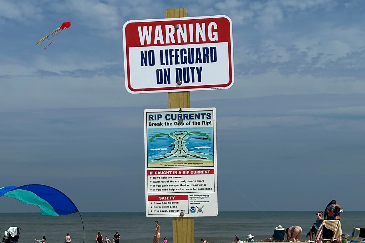 En algunas playas federales hay olas pero la silla del salvavidas está vacía
