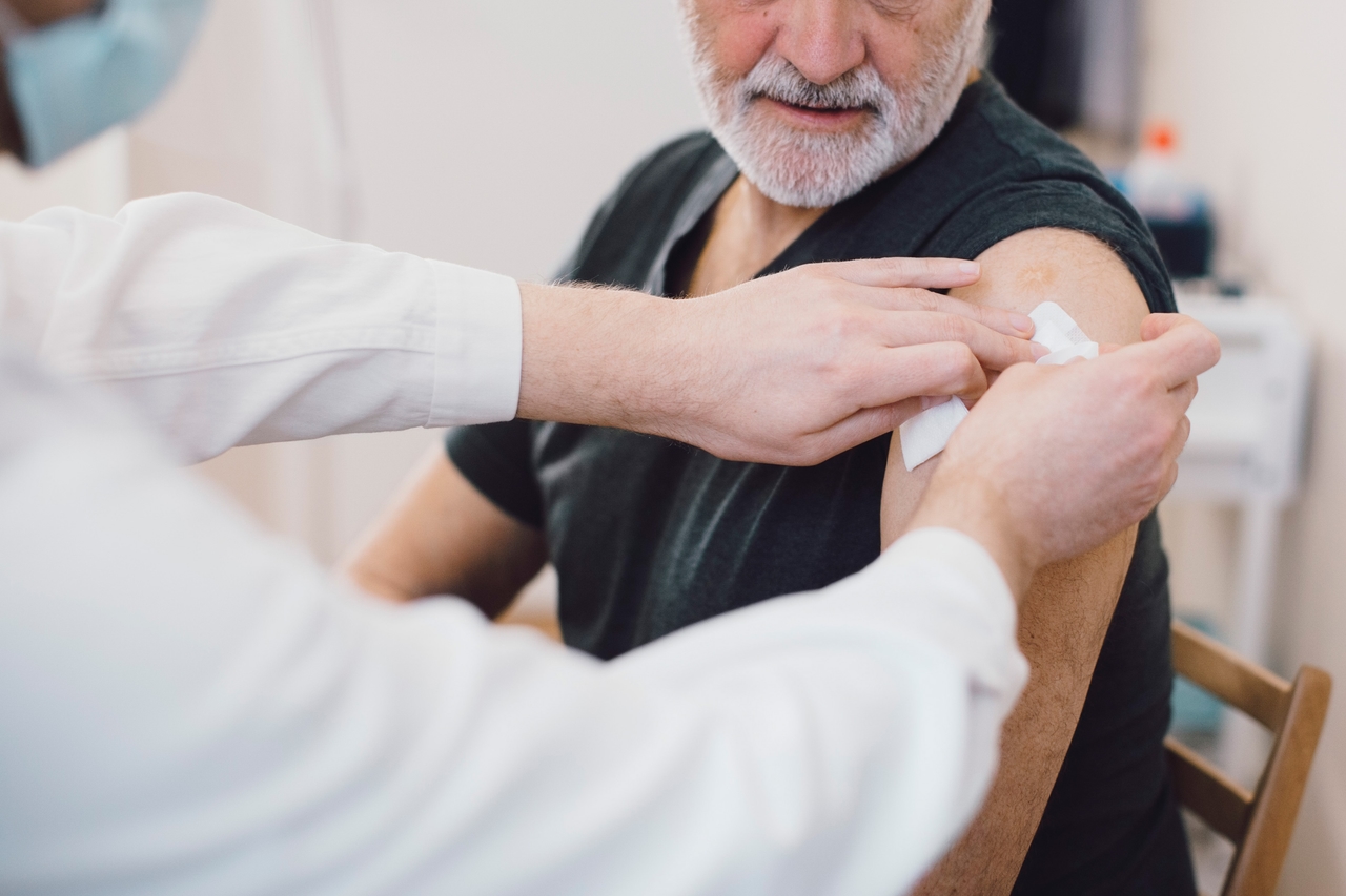 De nombreuses personnes acceptent les vaccins avec enthousiasme. L'enquête sur la raison