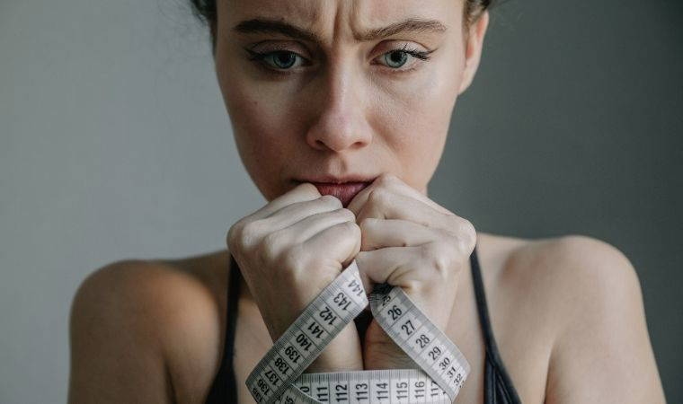 Ukryta twarz obsesji na punkcie szczupłości: Czym jest jadłowstręt psychiczny, jakie są jego objawy? Jak zmniejszyć ryzyko wystąpienia jadłowstrętu psychicznego?