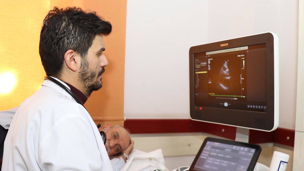 Bei dem Patienten, der in die Notaufnahme gebracht wurde, wurden 1 Liter Flüssigkeit aus dem Perikard abgeleitet.