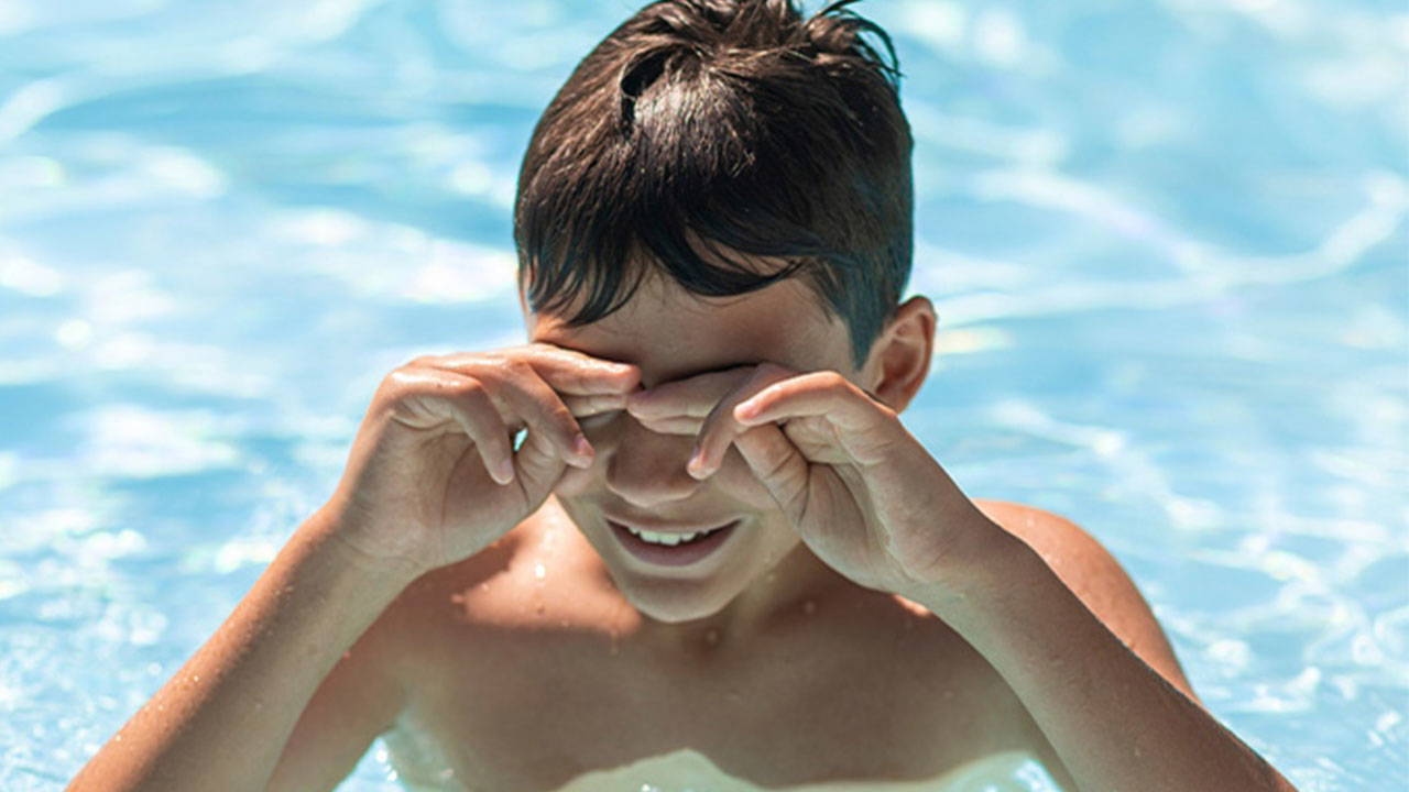 Recomendación de gafas con protección UV en el mar y la piscina ante el riesgo de 'ojos rojos'