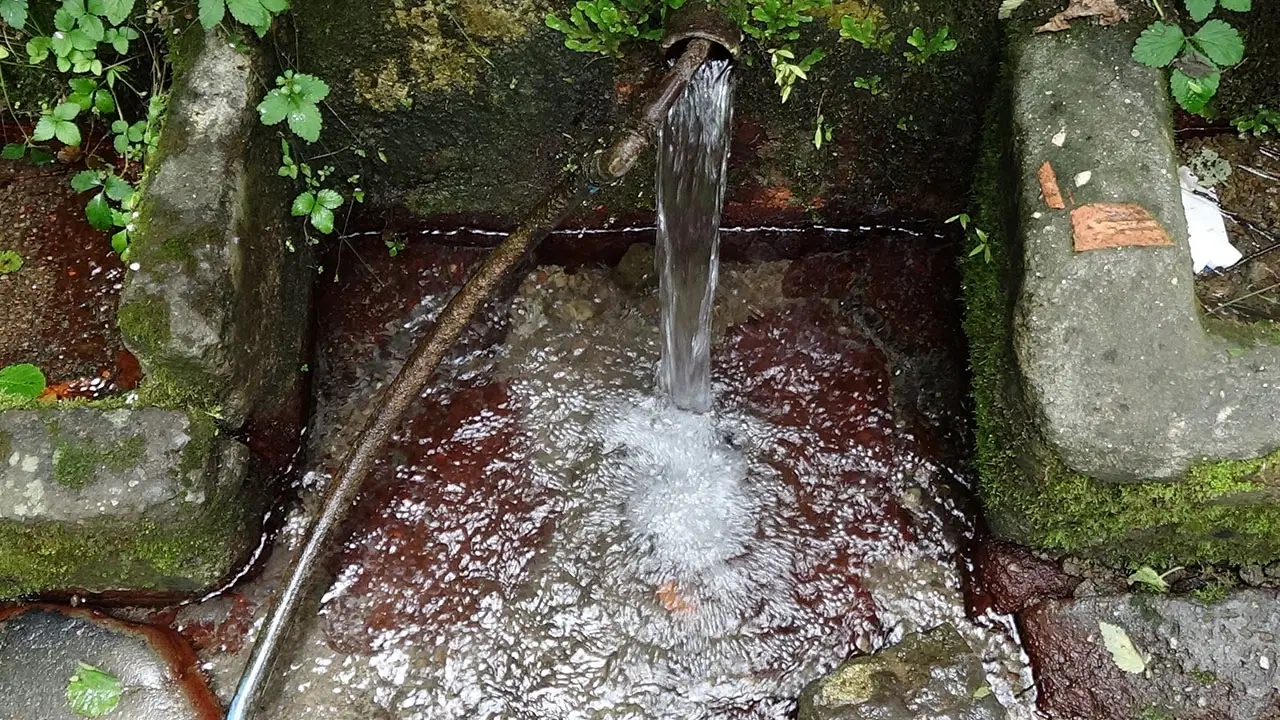 Es gilt als heilsam und stößt bei Touristen auf großes Interesse: Experten warnen vor „Heilwasser“!