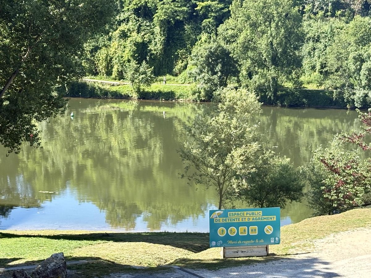 Villeneuve-sur-Lot is continuing to develop its beach, "but swimming is not for this year!"