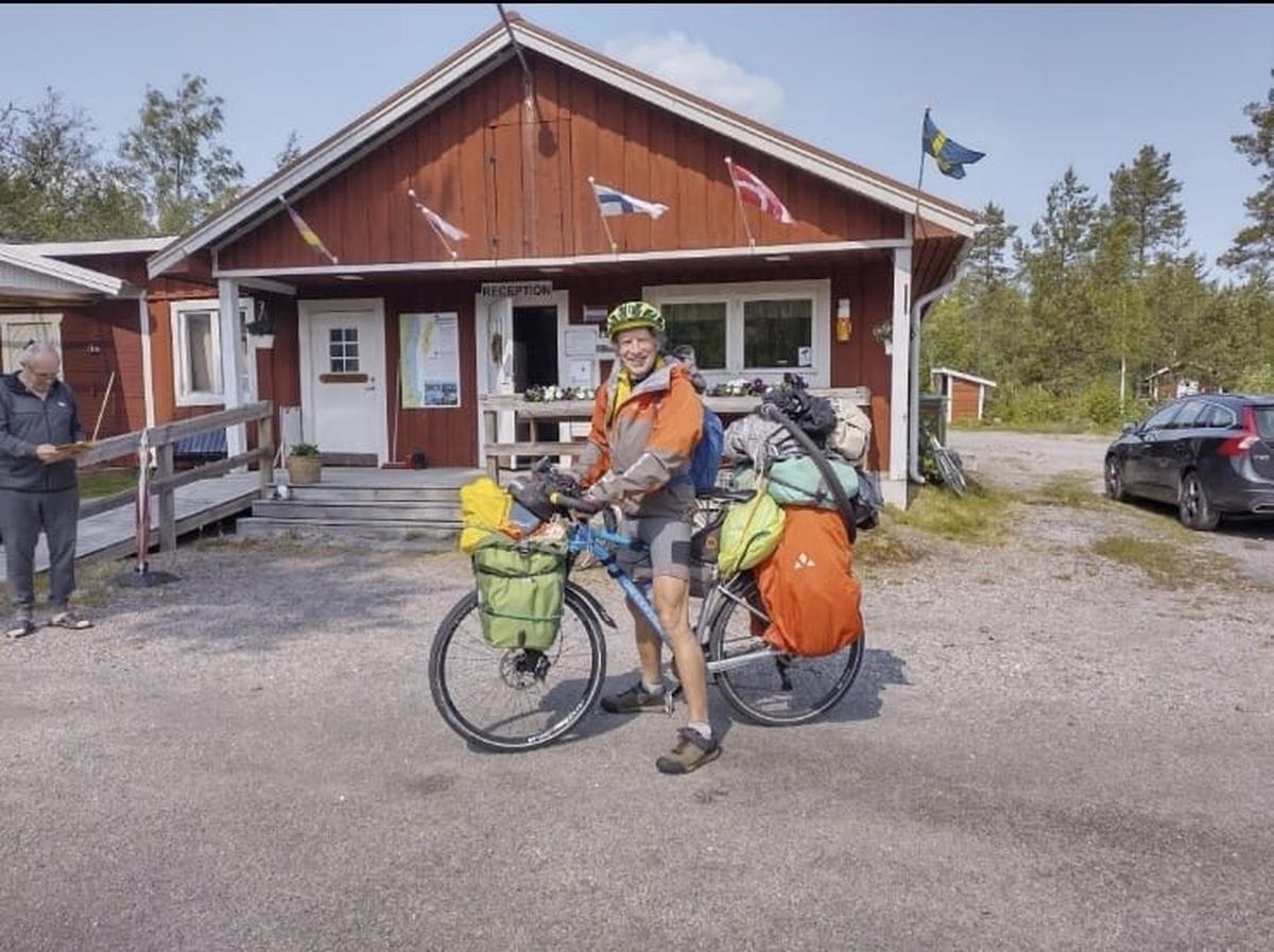 This retiree from Dordogne cycles nearly 10,000 kilometers to pay tribute to his mother