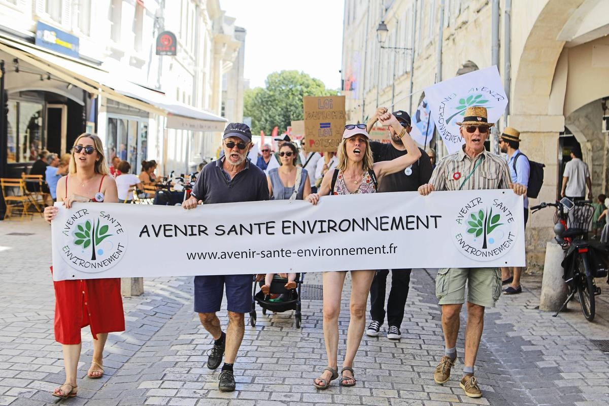 “Quem é você para decidir sobre nossa saúde sem nós?”: em La Rochelle, manifestaram-se contra a lei Duplomb