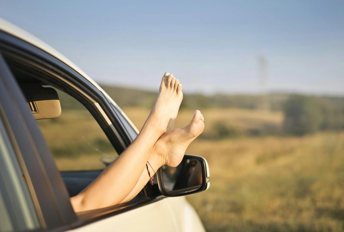 Seguridad vial: conducir en chanclas, descalzo o con el torso desnudo, ¿cuáles son los riesgos?