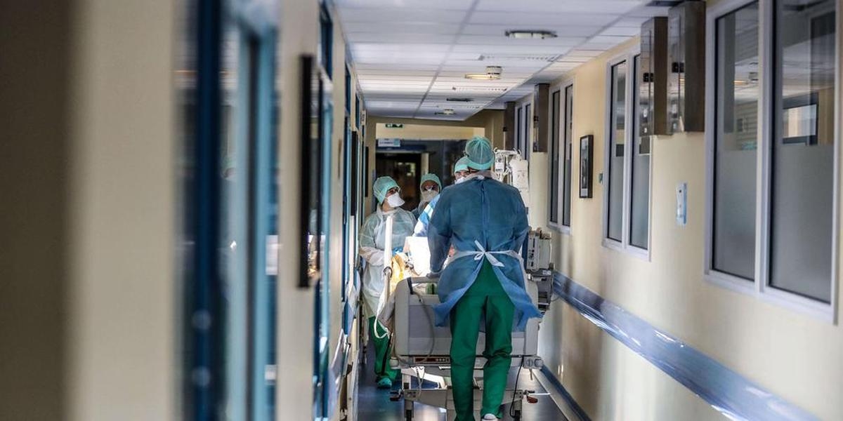Lebensgefährte eines Patienten wirft Dutzende Messer auf Krankenschwester und hinterlässt Krankenhauspersonal „traumatisch“
