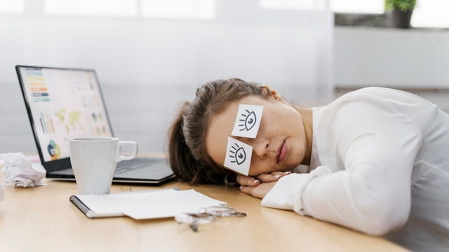 Non solo stanchezza: come distinguere il superlavoro dalla sindrome da stanchezza cronica
