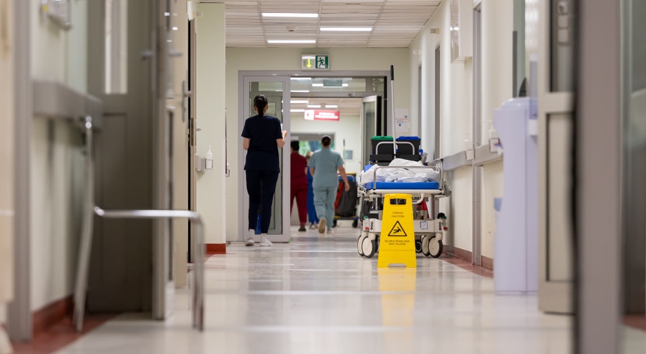 Litige concernant la restructuration des hôpitaux publics. Appel au ministère de la Santé pour obtenir une réponse.