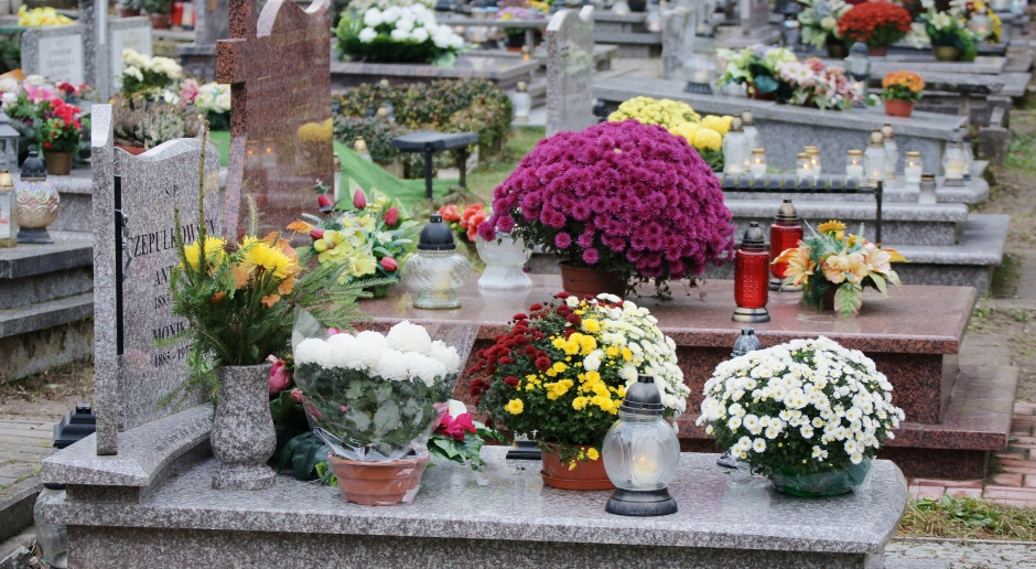 A fine of 500 to 5,000 złoty is fined. Never buy such a decoration for a grave.