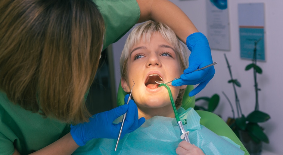 Poles have stopped paying and are saving thousands of złoty. They've found a way to deal with dentists.